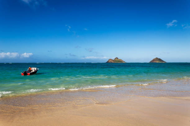 hermosa playa de lanikai con aguas de color turquesa y una lancha a motor, hawaii - oahu water sand beach fotografías e imágenes de stock
