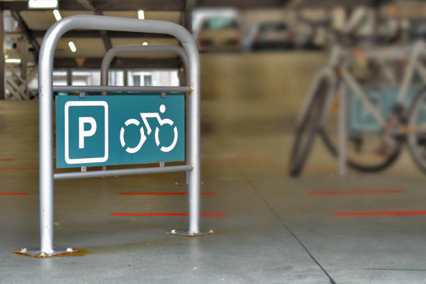 sinal de estacionamento de bicicletas - parking sign letter p road sign sign - fotografias e filmes do acervo