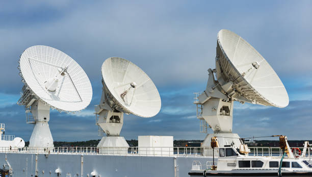 antenas de tv satelital de rastreo de misiles - defense industry audio fotografías e imágenes de stock