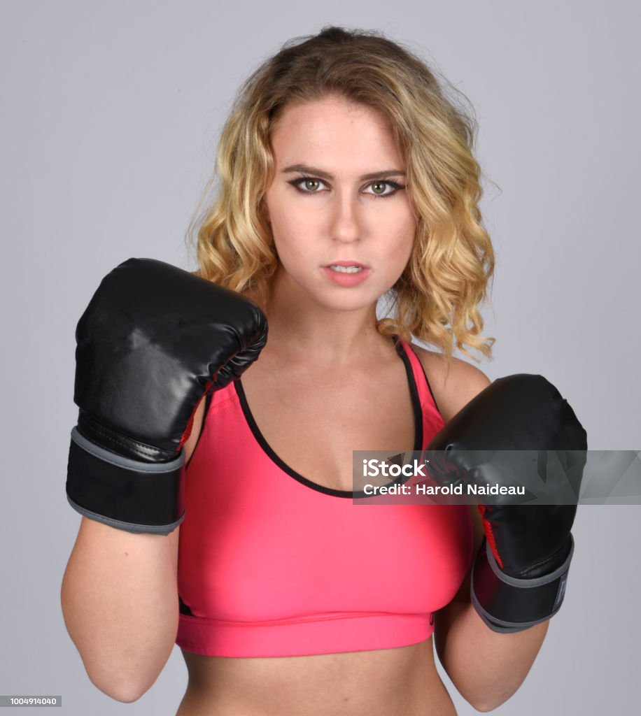Schöne Junge Frau mit Boxhandschuhen - Lizenzfrei Athlet Stock-Foto Schöne Junge Frau mit Boxhandschuhen - Lizenzfrei Athlet Stock-Foto