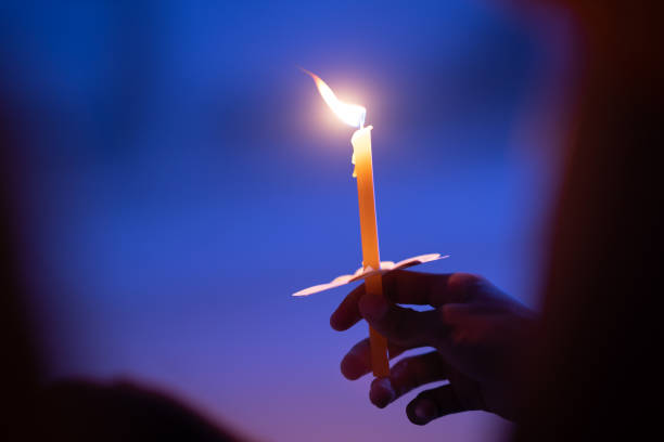 candela accesa buring in celebrazione e meditazione spirituale - holy night foto e immagini stock