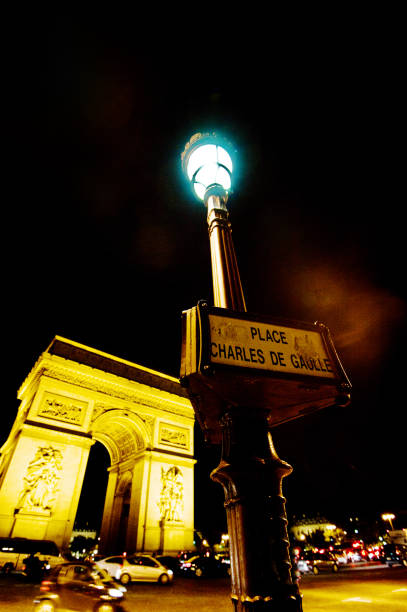 cartello stradale charles de gaulle dell'arco di trionfo, parigi - francia di notte - paris france night charles de gaulle arc de triomphe foto e immagini stock