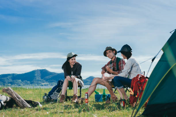 кемпинг группа друзей азиатских людей вместе, подростки путешествуют с рюкзаком, палатка человек играет гитарную песню расслабляющий на о� - camping hiking tent couple стоковые фото и изображения