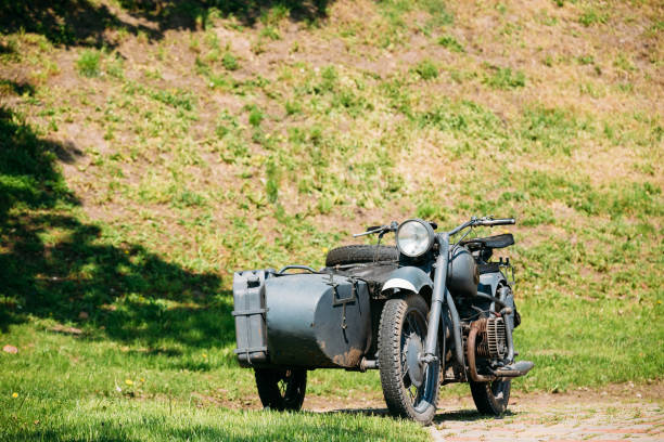 rareza motocicleta de tres ruedas con sidecar de fuerzas alemanas del tiempo de la 2ª guerra mundial como exhibición en el parque - rarity fotografías e imágenes de stock