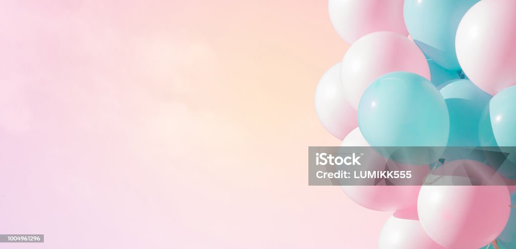 Belo panorâmico fundo com balões rosa e azuis - Foto de stock de Balão - Decoração royalty-free