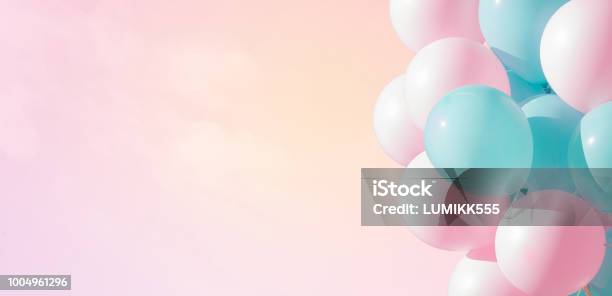 Foto de Belo Panorâmico Fundo Com Balões Rosa E Azuis e mais fotos de stock de Balão - Decoração - Balão - Decoração, Plano de Fundo, Aniversário