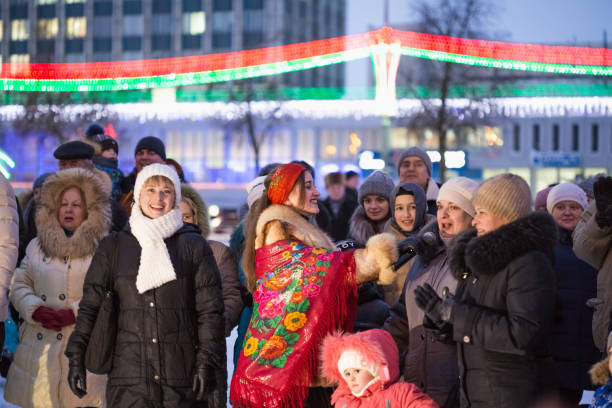the gypsy entertains the public at the lenin square in gomel, a - medium group of people imagens e fotografias de stock
