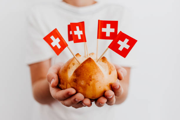 традиционные швейцарские булочки хлеба называется на немецком языке 1.augustweggen запеченные в швейцарии, чтобы отпраздновать швейцарский наци - cantons стоковые фото и изображения
