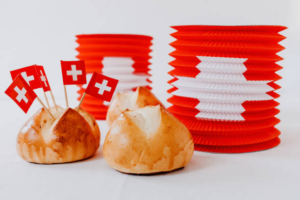 традиционные швейцарские булочки хлеба называется на немецком языке 1.augustweggen запеченные в швейцарии, чтобы отпраздновать швейцарский наци - cantons стоковые фото и изображения