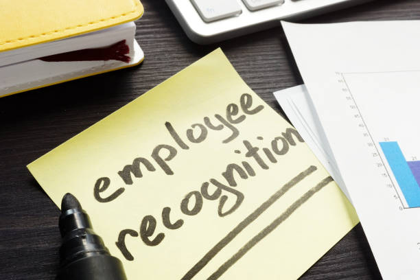 istock Employee recognition handwritten on a memo stick. 1005014050