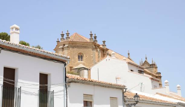 istock Church and white houses 1005014554