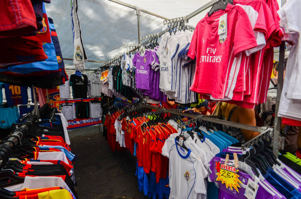 rynek uliczny na rambla nova w tarragonie sprzedaży towarów piłkarskich, w tym koszulki klubu piłkarskiego barcelona - barcelona fc obrazy zdjęcia i obrazy z banku zdjęć