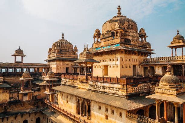 istock Orchha Fort Jahangir Mahal, ancient ruins in India 1005048514