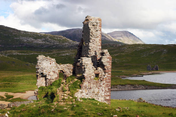 ruines du château écossais - scotland castle highlands region scottish culture photos et images de collection