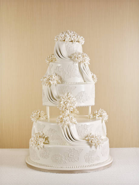 huge wedding cake - wedding cake wedding reception bouquet wedding imagens e fotografias de stock