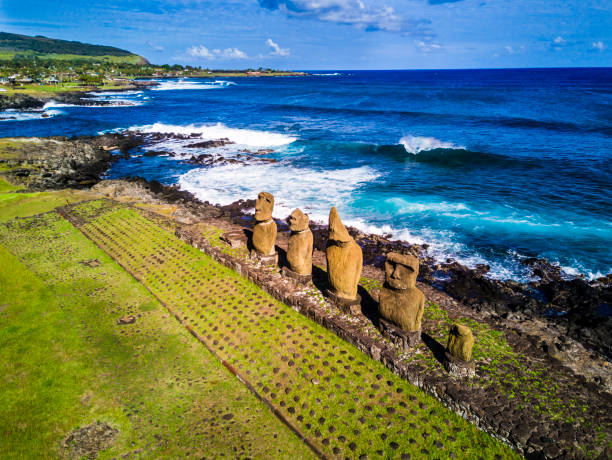 ahu vai uri the most famous sunset at easter island. we don´t have to  mistake it with ahu tahai that is the neighbour alone moai. it is impressive the mystic of this place. - ahu tahai imagens e fotografias de stock