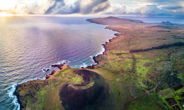 plage d’ovahe de l’air, une vue aérienne de la plage la plus célèbre à l’île de pâques et peut-être celui qui convient au chili - nui photos et images de collection