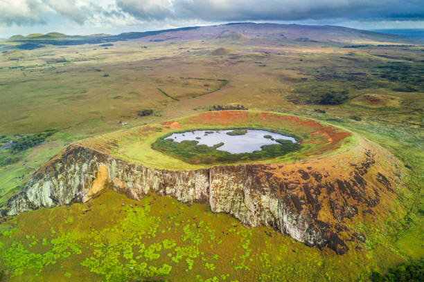 eine luftaufnahme über rano raraku vulkan, die moais steinbruch wo entstanden alle auf der vergangenheit, einige von ihnen bleiben auf dem steinbruch warten, vielleicht, eines tages zu erreichen dort zielort - nui stock-fotos und bilder