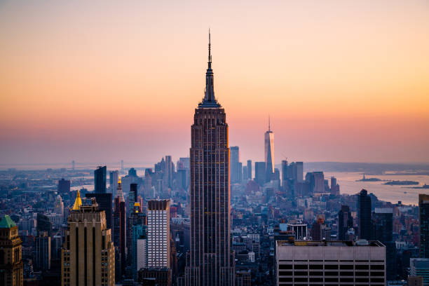 劇的な象徴的なマンハッタン、ニューヨーク市、米国の夕日 - lower downtown ストックフォトと画像