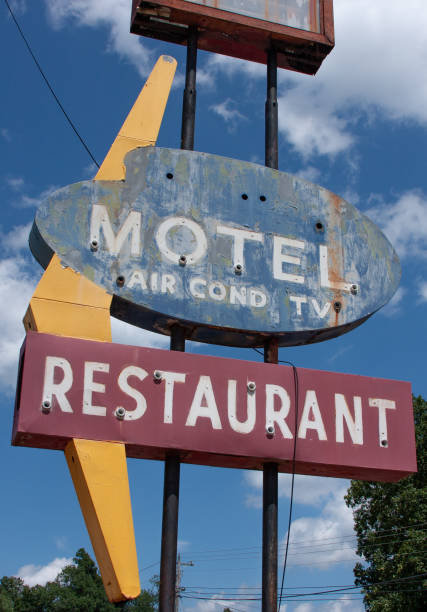 istock Old motel and restaurant sign 1005160984