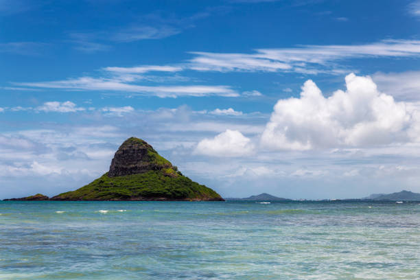 de chino sombrero isla vista y hermosas aguas color turquesa en el kualoa beach, oahu, hawaii - oahu water sand beach fotografías e imágenes de stock
