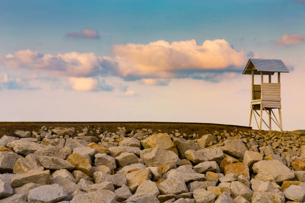 istock Life guard tower over seacoast skyline 1005187304
