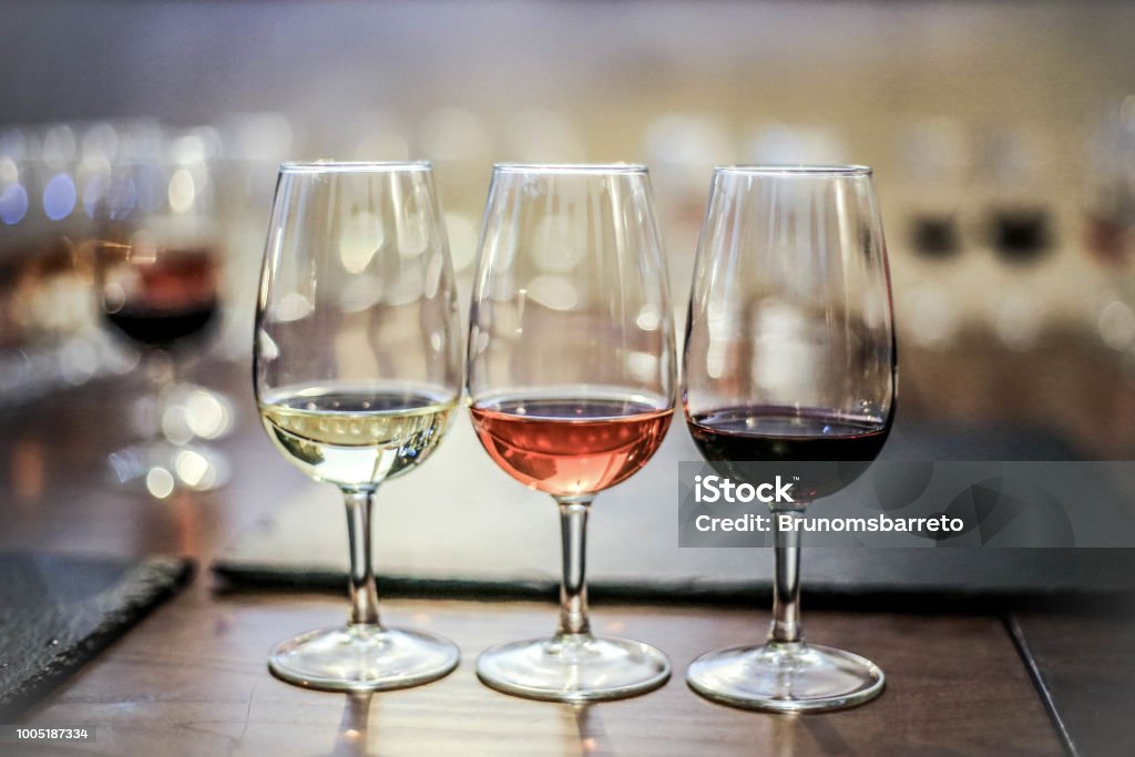 Rood, rosé en witte wijn - Royalty-free Wijn proeven Stockfoto