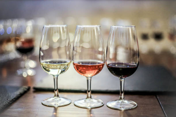 red, rosé and white wine - winetasting imagens e fotografias de stock