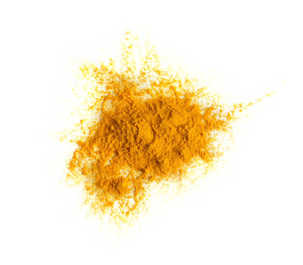 kurkuma (curcuma) pulver haufen isoliert auf weißem hintergrund, ansicht von oben. - spice herb ingredient curry powder stock-fotos und bilder