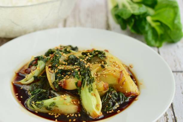 saltear la col china con salsa de soja - bok choy fotografías e imágenes de stock