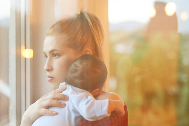 madre abbracciando il suo bambino - pensive only baby girls baby girls baby foto e immagini stock