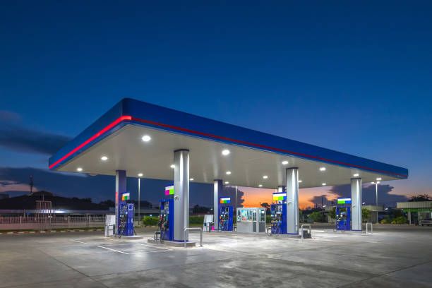 estación de combustible de gas con el cielo del amanecer - station fotografías e imágenes de stock