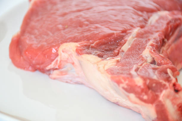 fresh raw beef t-bone steak put in white plate - veal t bone steak raw steak imagens e fotografias de stock