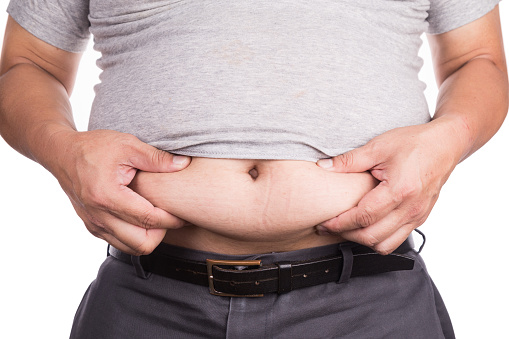 Primer plano de hombre con vientre grande insalubre grasas subcutáneas viscerales photo