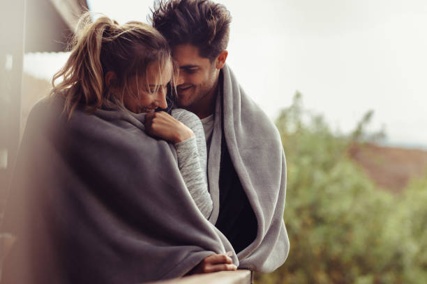 pareja romántica en unas vacaciones de invierno - manta fotografías e imágenes de stock