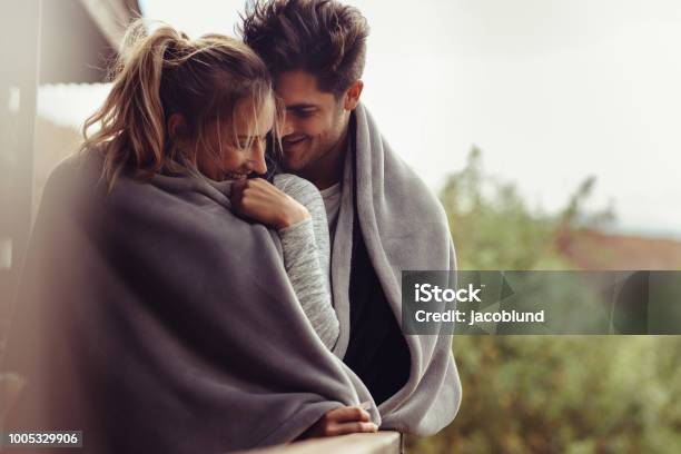 Coppia Romantica In Vacanza Invernale - Fotografie stock e altre immagini di Relazione di coppia - Relazione di coppia, Inverno, Abbracciare una persona