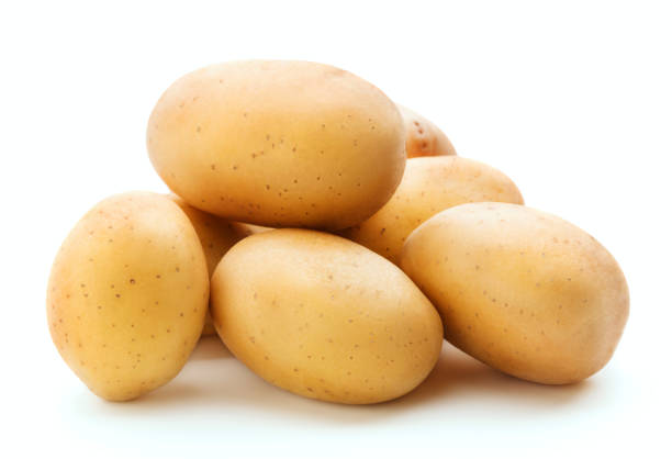 haufen von rohen kartoffeln - kartoffel wurzelgemüse stock-fotos und bilder