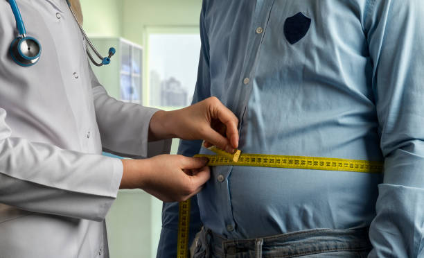 medição com excesso de peso - overweight dieting men unhealthy eating - fotografias e filmes do acervo