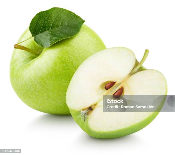 Frutas Manzana Verde Medio Y Verde Hoja Aislados En Blanco Foto de stock y más banco de imágenes de Manzana