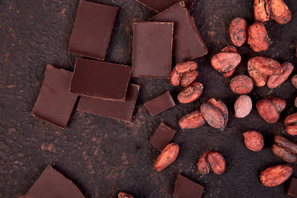 kakaobohnen hintergrund. - bean macro brown roasted stock-fotos und bilder