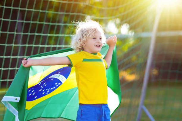 бразилия футбол вентилятор детей. дети играют в футбол. - playing field kids soccer goalie soccer player стоковые фото и изображения