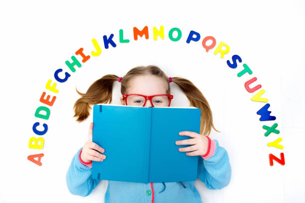 アルファベットと読みの文字を学習する子 - 16312 ストックフォト�と画像