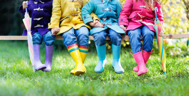 niños de botas de lluvia. calzado para niños. - 16324 fotografías e imágenes de stock