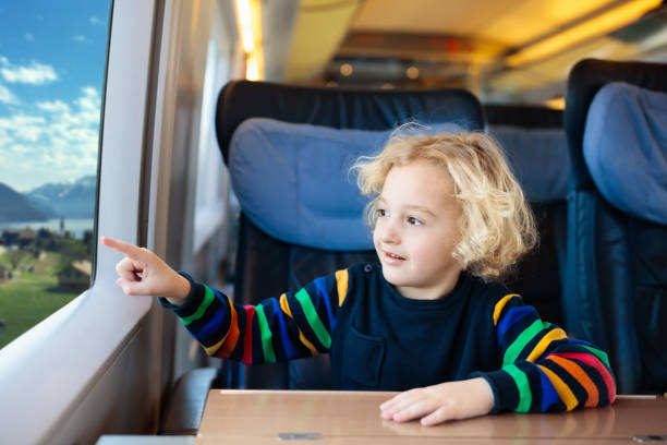 i bambini viaggiano in treno. viaggio in treno con bambini. - 16330 foto e immagini stock