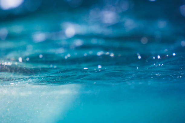 подводная абстрактная волна, солнечный свет через воду, сверкающие отражения - sparse water wave sea стоковые фото и изображения