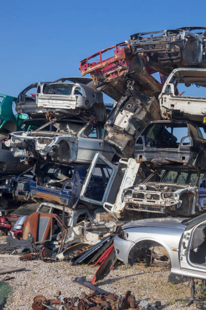 istock Old broken cars are waiting for recycling 1005394214