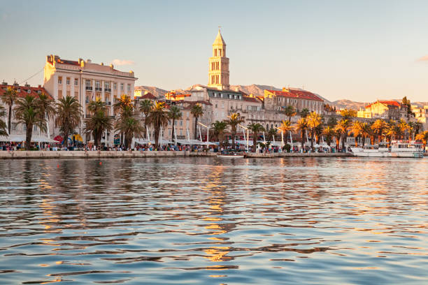 vista da cidade velha de split do mar, croácia - split up - fotografias e filmes do acervo