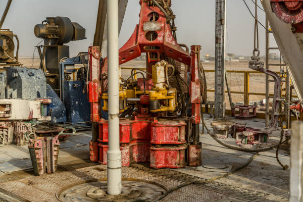 istock Drilling rig floor with iron roughneck 1005409928