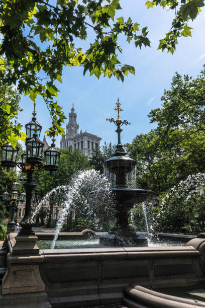 city hall park fountain, nova iorque - fountain park lower manhattan street light - fotografias e filmes do acervo