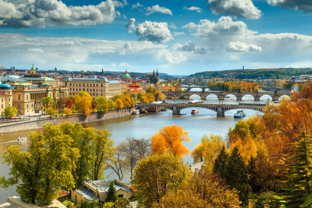 fantastische herbst panorama mit berühmten prager stadt, tschechische republik, europa - vltava river stock-fotos und bilder